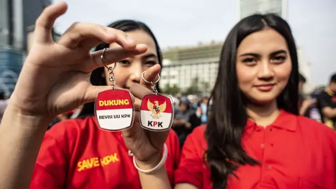 Warga yang menamakan diri Srikandi Cinta Tanah Air menujukkan pin saat melakukan aksi ketika berlangsungnya Hari Bebas Kendaraan Bermotor (HBKB) di kawasan Bundaran HI, Jakarta, Minggu (15/9/2019). Aksi tersebut untuk mendukung pemerintah dan lembaga legislatif merevisi UU KPK demi kinerja KPK yang lebih baik.