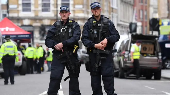 جرت الاعتقالات في مداهمات في حي باركينغ بشرق لندن لشقة يمتلكها أحد المهاجمين الثلاثة.