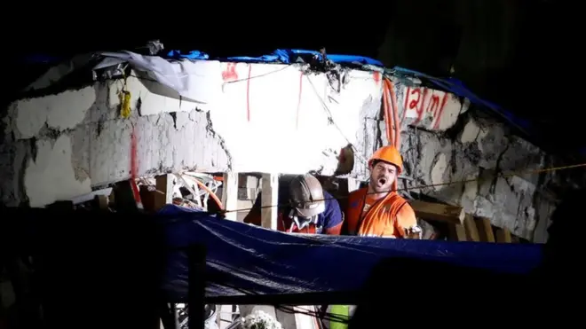 Hace ya más de 30 horas que los rescatistas buscan sobrevivientes entre los escombros de la escuela Enrique Rébsamen, en Ciudad de México.