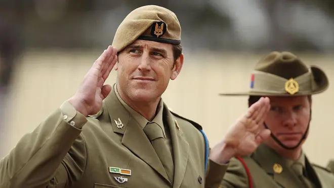 Benjamin Roberts-Smith participa en una marcha durante un servicio conmemorativo del Día ANZAC en el Monumento Conmemorativo de Guerra de Australia, el 25 de abril de 2014 en Canberra, Australia.