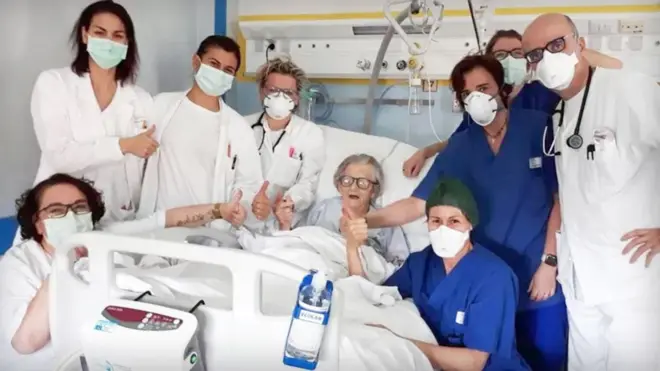 Alma Clara Corsini junto al equipo médico que le atendió en el hospitalwww brasilbingo comPavullo, en Módena, Italia.