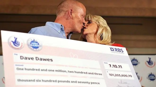 Dave y Angie repartieron parte de su nueva fortuna entre familiares y amigos.