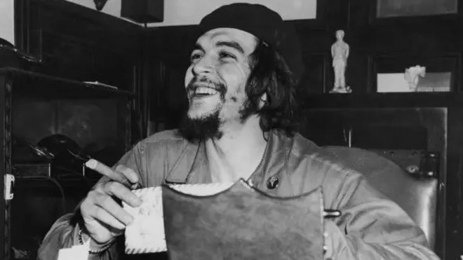 เช กูวารา นักปฏิวัติชาวอาร์เจนตินา ขณะดำรงตำแหน่งรัฐมนตรีอุตสาหกรรมของคิวบาในปี 1959