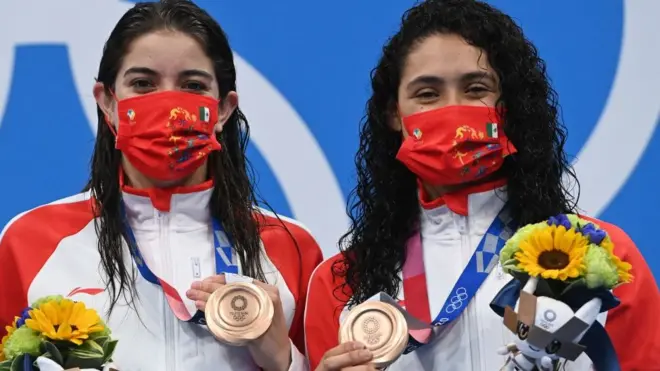 Gabriela Agúndez y Alejandra Orozco con su medalla olímpica.