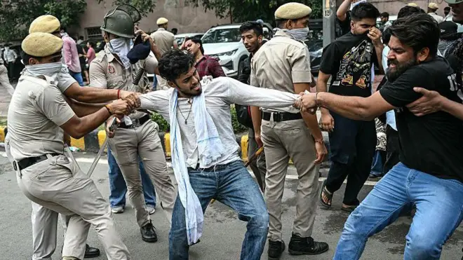प्रदर्शनकारी और पुलिस