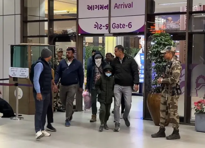 અમેરિકા, ગુજરાતી, ડિપૉર્ટ, દેશનિકાલ, ગેરકાયદે વિઝા, ડંકી રૂટ, બીબીસી ગુજરાતી, ગુજરાતી સમાચાર