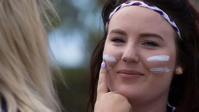 સનસ્ક્રીન લોશન લગાડી રહેલી એક મહિલાની તસવીર