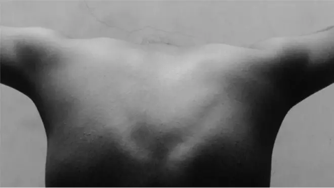 महिलाओं के ख़िलाफ़ साइबर अपराध दर्शाती तस्वीर