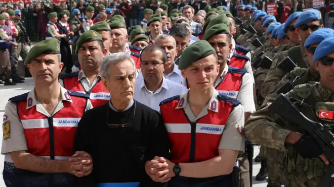 المتهمون وسط حراسة مشددة