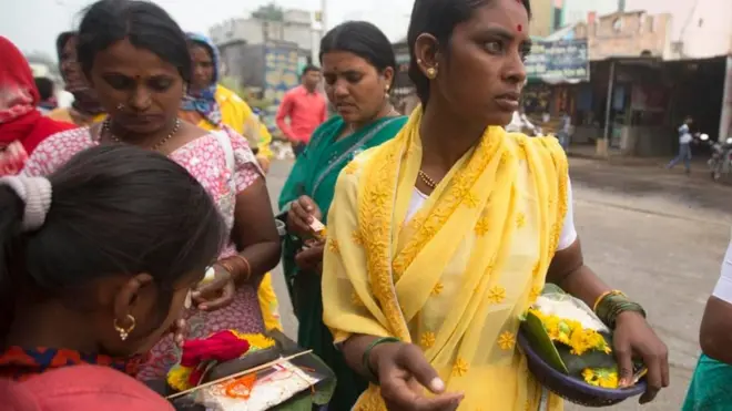 حياةٌ بسيطةٌ تسود هذه البلدة، يتشاطر فيها السكان روابط وثيقةً متماسكةً؛ أغلبها عائلية.