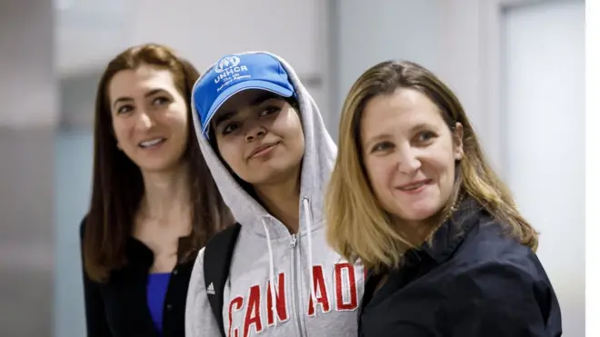 الفتاة السعودية الهاربة رهف القنون فتحت الباب للحديث عن سعي الفتيات السعوديات للخروج