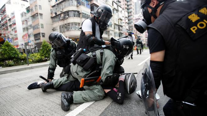 香港深水埗防暴警员拘捕一名怀疑示威者（11/8/2019）