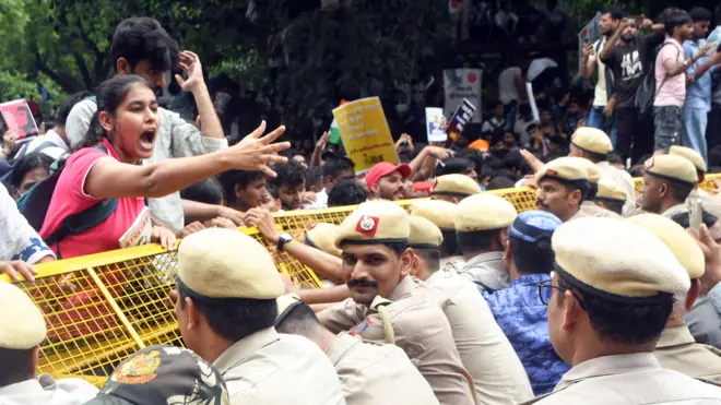 सोमवार को हजारों युवाओं ने राजधानी दिल्ली में संसद के पास प्रदर्शन किया