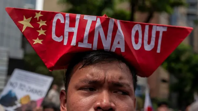 Trong những năm qua, tại các nước Đông Nam Á đã nổ ra nhiều cuộc biểu tình dữ dội của người dân, phản đối thái độ của Trung Quốc tại Biển Đông. Trong hình là người biểu tình Philippines tại Manila, 4/2019