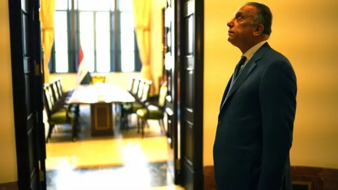 مصطفى الكاظمي يحلق في سماء الغرفة المجاورة لمكتبه.