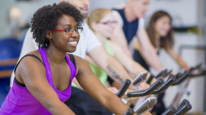 Pessoas fazem exercíciokto aposta esportivabicicletas ergométricas