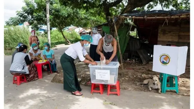 အောက်တိုဘာ ၃၀ ရက်ရန်ကုန်မြို့ မှာ ကြိုတင်မဲ ပေးကြစဥ်