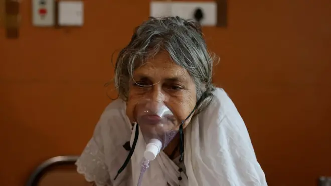 إحدى المصابات بفيروس كرورنا تتلقى العلاج في أحد المشافي الهندية