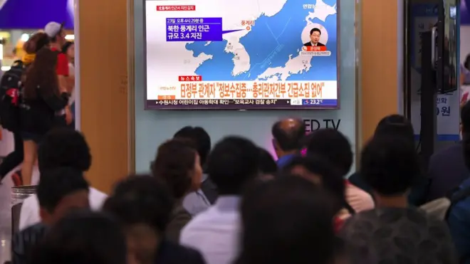 О землетрясении в Северной Корее рассказывают по телевизору в Сеуле