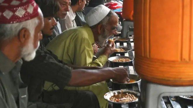 खाना खाते लोग