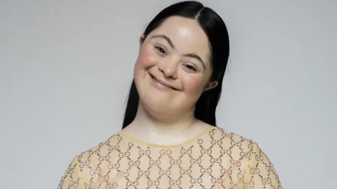 إيلي مرتدية ثوبها المفضل من غوتشي