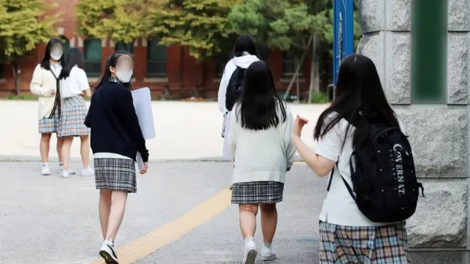 정부가 고등학교 3학년에 이어 초등학교 6학년부터 고등학교 2학년까지 12~17세에 대한 코로나19 백신 접종 계획을 발표했다