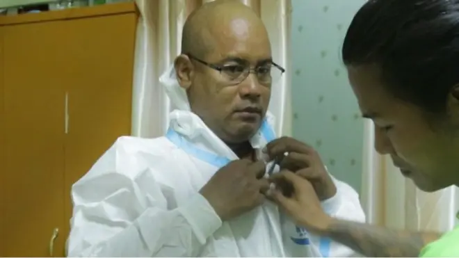 พระสงฆ์ในเมียนมากำลังใส่ชุดพีพีอี