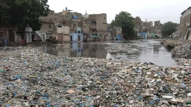 پاکستان کے سب سے بڑے شہر کراچی کے وسط سے لیاری ندی گذرتی ہے