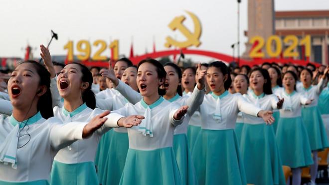 中國女子在唱歌
