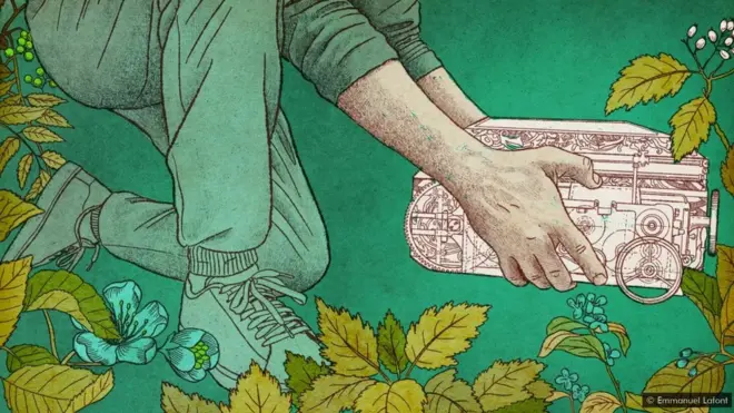 Un homme tenant une machine