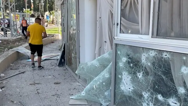 Последствия обстрела в израильском городе Шломи.