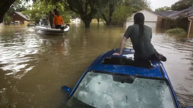 En Texas, grandes áreas de la ciudad de Houston continúan bajo el agua.