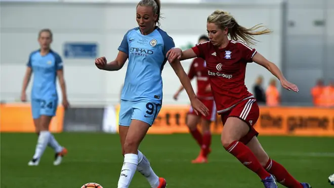 Toni Duggan de Manchester City au coude à coude avec Kirsty Linnett de Birmingham City lors d'un match en 2016