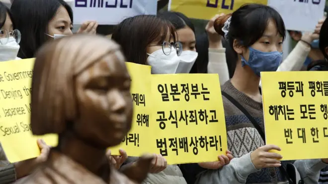 지난해 11월 18일 오후 서울 종로구 옛 일본대사관 앞에서 열린 일본군 위안부 문제해결을 위한 수요시위에서 참가자들의 일본 정부의 공식사죄를 촉구하고 있다