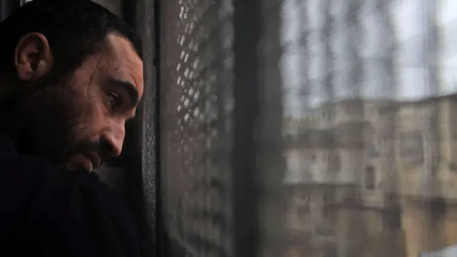 يبلغ عدد المهجرين داخل سوريا حوالي 6.7 مليون شخص، يعيش كثير منهم في مخيمات، في حين سُجل 5.6 مليون آخرين كلاجئين في الخارج