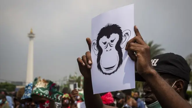 Massa yang tergabung dalam Mahasiswa Papua Anti Rasisme, Kapitalisme, Kolonialisme dan Militerisme membentangkan poster saat menggelar unjuk rasa di seberang Istana Merdeka, Jakarta, Kamis (22/8). Dalam aksi tersebut mereka mengutuk pelaku pengepungan asrama Papua di Surabaya serta mendesak untuk menangkap dan mengadili aktor intelektual di balik peristiwa tersebut.