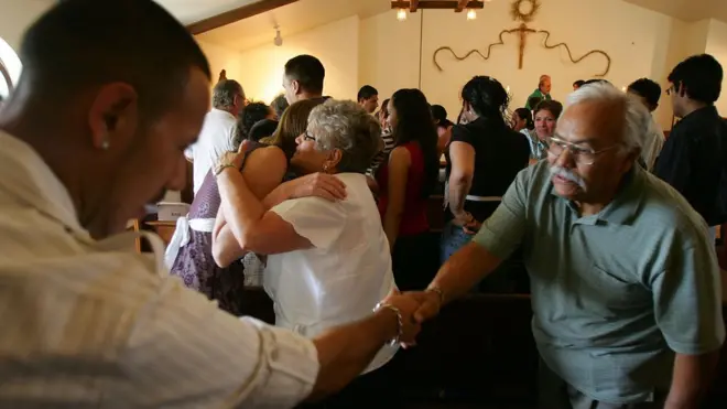 Saludo de la Paz tradicional en las misas católicas, como esta que se celebró en Utah, EE.UU.