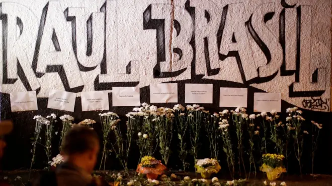 Homenagem aos mortos na Escola Estadual Professor Raul Brasil; autoresbetnacional nacionalmassacre eram ex-alunos da escola