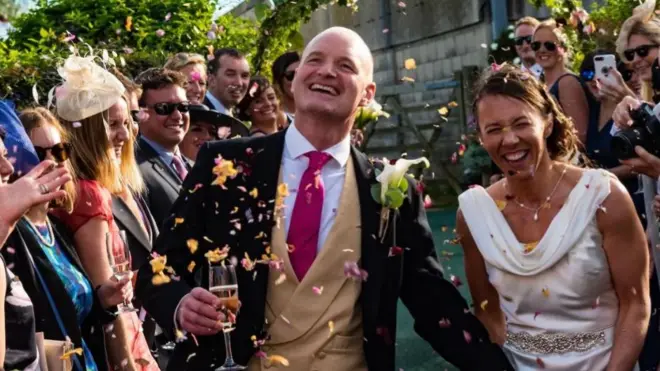 تشير دراسات إلى أن أعظم مسببات السعادة هو الزواج والولادة والمكاسب المالية