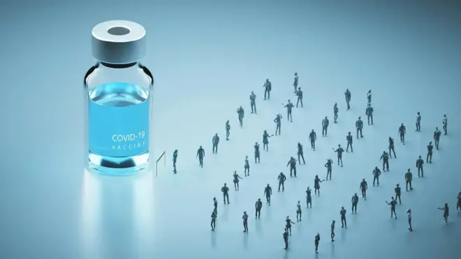 Queue de personnes et flacon de vaccin