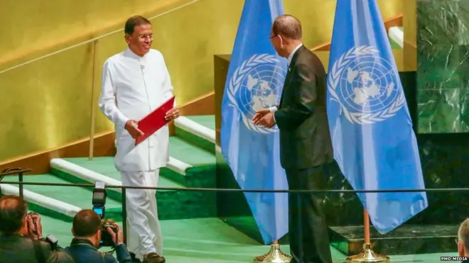 පැරිස් පරිසර සම්මුතියට අනුමැතිය දුන් ලේඛනය ජනපති මෛත්‍රීපාල සිරිසේන බැන් කි මූන්ට භාරදුන්නේය