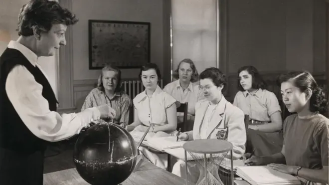 شغلت غيرينغر منصب رئيس قسم الرياضيات بكلية ويتون، بولاية ماساتشوستس