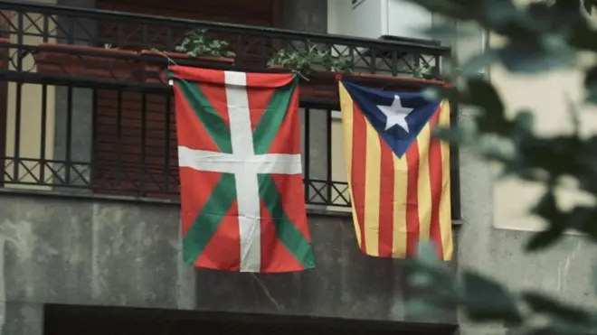 Gure Esku Dago es una plataforma del País Vasco cuyo objetivo es reclamar el derecho de los ciudadanos de esta región de España de decidir su futuro político.