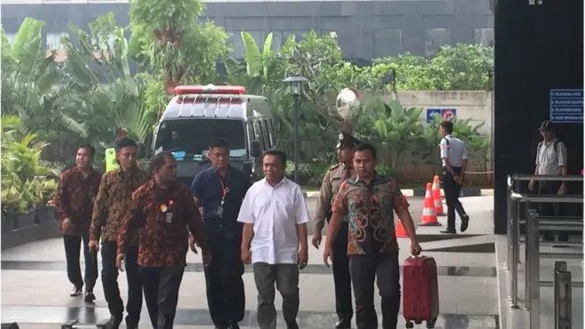 Gubernur Aceh, Irwandi Yusuf, tiba di Gedung KPK, Jakarta, menumpang mobil tahanan, pada Rabu (4/7). Ia hanya tersenyum dan tak mengeluarkan satu pernyataan pun kepada pers.