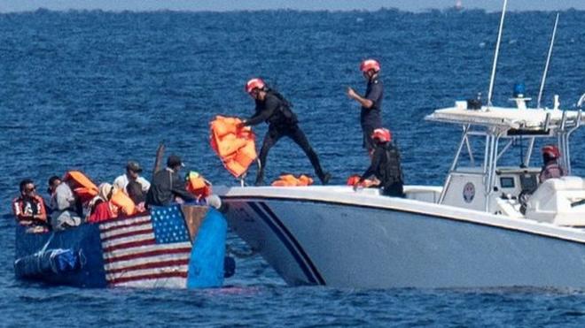 Guardacostas cubanos rescatan a una embarcación de migrantes que quedaron varados en su intento de navegar hasta EE.UU.