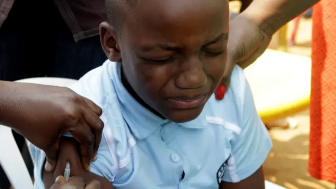 طفل من الكونغو يحصل على اللقاح