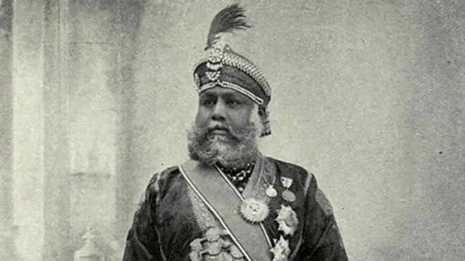 اس تصویر کو راجہ داہر کی تصویر بنا کر پیش کیا جاتا ہے درحقیقت یہ جے پور کے راجہ مادھو سنگھ ہیں