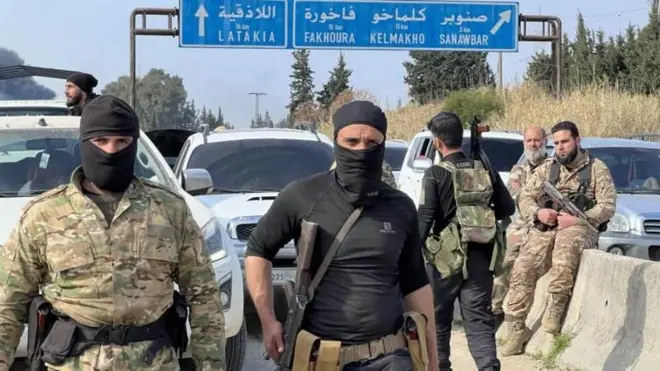 सीरियाच्या लताकियामध्ये सुरू असलेल्या हिंसाचारात मोठ्या संख्येनं लोकांचा मृत्यू झाला आहे. 