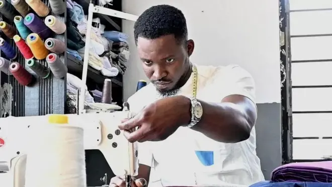 Un tailleur devant sa machine.