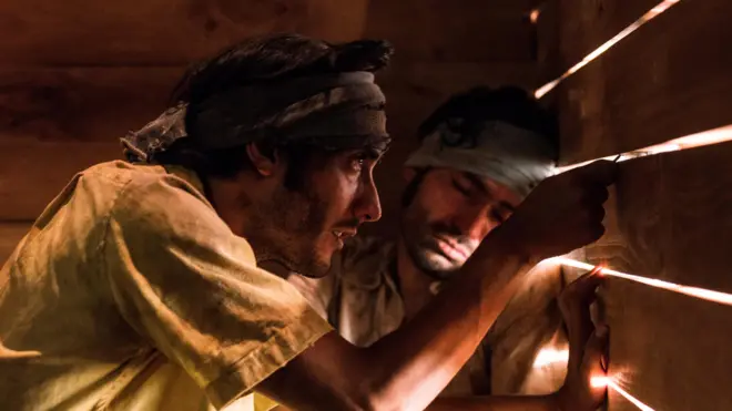 En el interior de "La Torre", los actores Pablo Medina y Félix Villar representan la relación entre Alfredo García y Luis Costa.